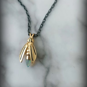 Gold Firefly-Halskette, 14k Gold-Edelstein Firefly, Goldinsekt, 10k Gold-Firefly-Amulett auf Ochs SS-Kette, gemischte Metalle Edelstein Firefly-Amulett