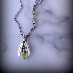 Peridot Firefly Halskette, Silber Firefly mit Peridot Edelstein, Insekt Amulett, Lightening Bug Schmuck, Firefly Charm Halskette, Firefly Halskette
