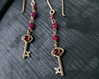 14k Keys to the Garden Oorbellen, Rosecut Rubies en Faceted Ruby Beads, 14k Keys, Ruby Key Dangle Earrinsg Klaar voor verzending