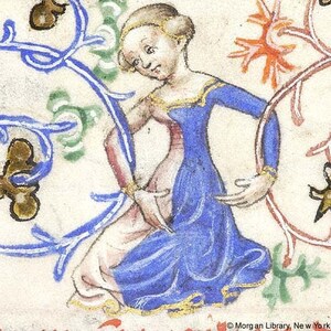 Peut inclure: Une femme v&ecirc;tue d'une robe bleue avec une bordure dor&eacute;e est assise les mains jointes devant elle. Elle a le teint p&acirc;le et les cheveux blonds. L'arri&egrave;re-plan est un motif floral avec des accents bleus, verts et rouges.