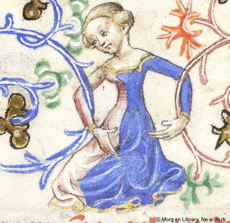 Peut inclure: Une femme v&ecirc;tue d'une robe bleue avec une bordure dor&eacute;e est assise les mains jointes devant elle. Elle a le teint p&acirc;le et les cheveux blonds. L'arri&egrave;re-plan est un motif floral avec des accents bleus, verts et rouges.
