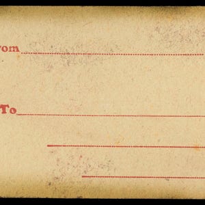 Könnte beinhalten: Geschenkanhänger im Vintage-Stil mit einem gealterten Aussehen. Der Anhänger ist beige mit rotem Text, der "Von" und "An" sowie Linien zum Schreiben enthält. Ein roter Faden ist durch ein Loch befestigt.