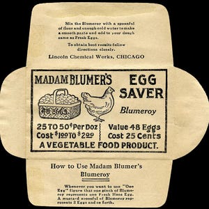 Könnte beinhalten: Eine antike Eiersparverpackung mit dem Text "MADAM BLUMER'S EGG SAVER" und einer Illustration eines Huhns und eines Korbs mit Eiern. Die Verpackung enthält Anweisungen und Preisinformationen. Das Produkt ist ein pflanzliches Lebensmittelprodukt.