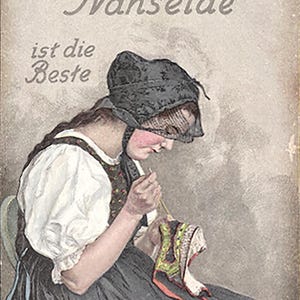 Pode incluir: Anúncio vintage de linha de costura Gütermann. A imagem mostra uma mulher em trajes tradicionais, usando um gorro preto e um vestido escuro, concentrada em seu trabalho de costura. O texto "Gütermann's Nähseide ist die Beste" está no topo.