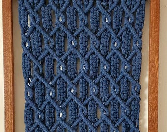 Tapiz de macramé enmarcado para colgar en la pared.