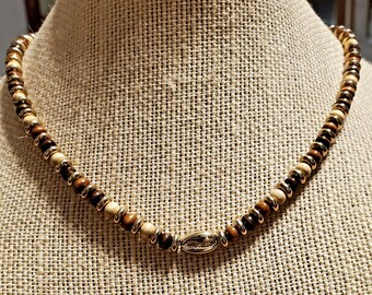 Collar de cuentas de madera