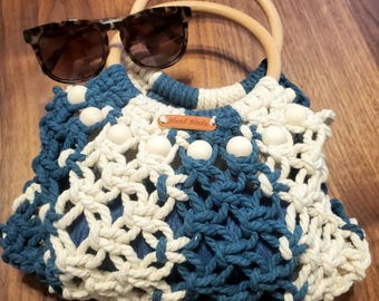 Bolso de mano de macramé con rayas azules y blancas