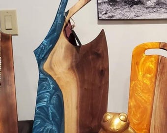 Tabla para charcutería epoxi color nogal/azul