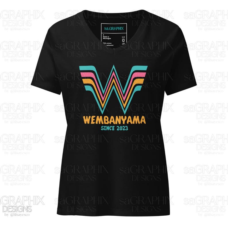 Puede incluir: Camiseta negra con cuello en V con un dise&ntilde;o gr&aacute;fico colorido. El dise&ntilde;o incluye una "W" estilizada en turquesa, rosa y amarillo, con el nombre "WEMBANYAMA" y "SINCE 2023" debajo. Una etiqueta es visible en la esquina superior derecha.