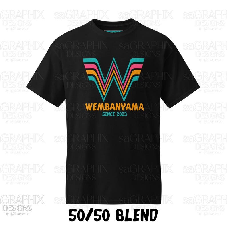 Pu&ograve; includere: Una t-shirt nera a maniche corte con una grande lettera W stilizzata a strisce turchesi, rosa e arancioni. Sotto la lettera, il testo recita WEMBANYAMA in arancione e SINCE 2023 in turchese. In basso &egrave; riportato il testo 50/50 BLEND.