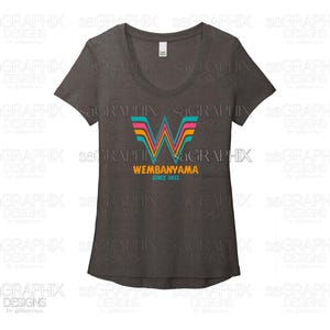 Quel Wemby ! T-shirt San Antonio Fiesta Colors - Édition Spurs | Col rond pour femmes image 4