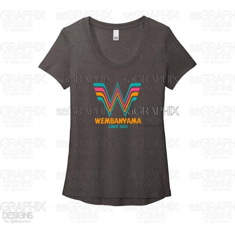 Quel Wemby ! T-shirt San Antonio Fiesta Colors - Édition Spurs | Col rond pour femmes image 4