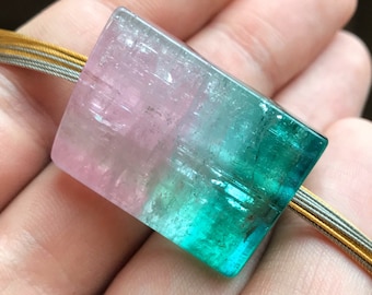 Außergewöhnlicher Turmalin Kristall gebohrter Anhänger. 150 Karat. Chrom Grün/Blau Kappe.