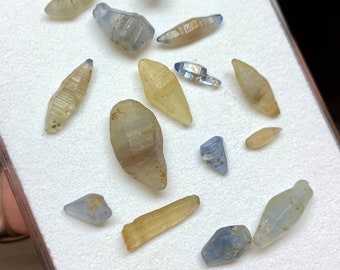 Juego de cristales de zafiro // Gravas de zafiro, Ratnapura, Sri Lanka.