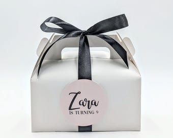 Scatola regalo di compleanno personalizzata a forma di casetta / Scatola per bomboniere con nome ed età personalizzati / Scatola per dolcetti di compleanno per bambini / Scegli colori e nastro