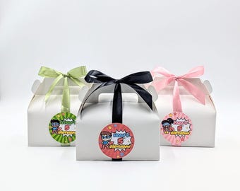 Scatola regalo personalizzata a tema supereroi, ideale per feste di compleanno per bambini. Possibilità di personalizzare nome, personaggio, colore e nastro.