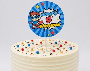 Decorazione personalizzata per torta di compleanno a tema supereroi / Nome ed età personalizzabili / Maschio o femmina / Decorazione per feste di compleanno a tema supereroi per bambini