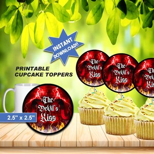 Può includere: Topper per cupcake stampabili con un design rosso e nero che dice "The Devil's Kiss". I topper misurano 6,35 cm x 6,35 cm e sono mostrati sopra cupcake con glassa gialla. Anche una tazza bianca è nell'immagine.