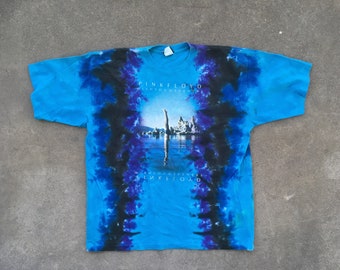 Vintage 1990s Liquid Blue PINK FLOYD Wish You Were Here Tie Dye Crewneck T-Shirt Größe 2XL Konzert Tournee All Over Print Swag Extra Large