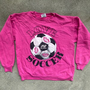 Vintage 1990er Jahre LOVE SOCCER Rosa Rundhalsausschnitt SWEATSHIRT Größe M L Überschüssige Swag Hip Hop Tier Hipster Pullover Sport