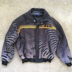 Vintage 1990s Swingster CASE Farm Equipment All Over Print Black Nylon Zip Up Puffy JACKET Coat Size Large AOP Hipster Swag