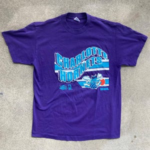 Vintage 1990s CHARLOTTE Hornets Purple Graphic T-Shirt Size Large NBA Basketball Sports Trench