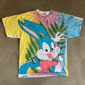 Vintage 1990er Jahre BUSTER BUNNY All Over Print Crewneck T-SHIRT Größe Large Tiny Toons Looney Warner Brothers Hipster Film Pixar Cartoon