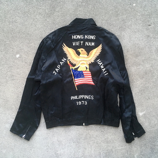 Vintage 1970er Jahre VIETNAM Japan 1973 schwarzer Satin gestickte Adler Souvenir TOUR JACKE Größe mittelgroß Sukajan Philippinen Hawaii Hong Kong