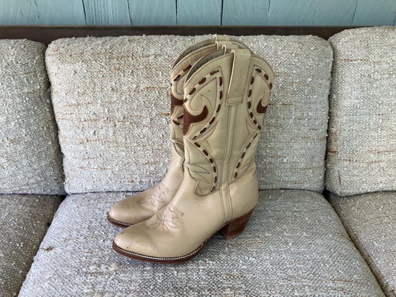 Vintage Womens LARA Light Brown Leather Western Cowboy BOOTS Size 8 8.5 Stacked Heel Steer Head Boho Mod Hipster Southwest Miss Capezio
