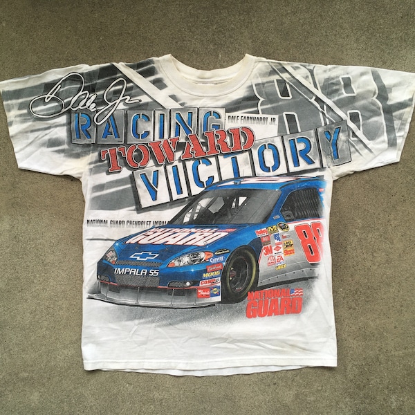 Vintage DALE Earnhardt Jr "Racing Towards Victory" #88 Camiseta blanca con estampado completo Tamaño grande AOP Nascar Y2K Swag Chase
