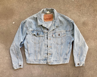 Vintage 1990s LEVIS 70598 Distressed Denim Work JEAN JACKET Size Medium Hipster Swag Light Wash 4834 Boxy 501