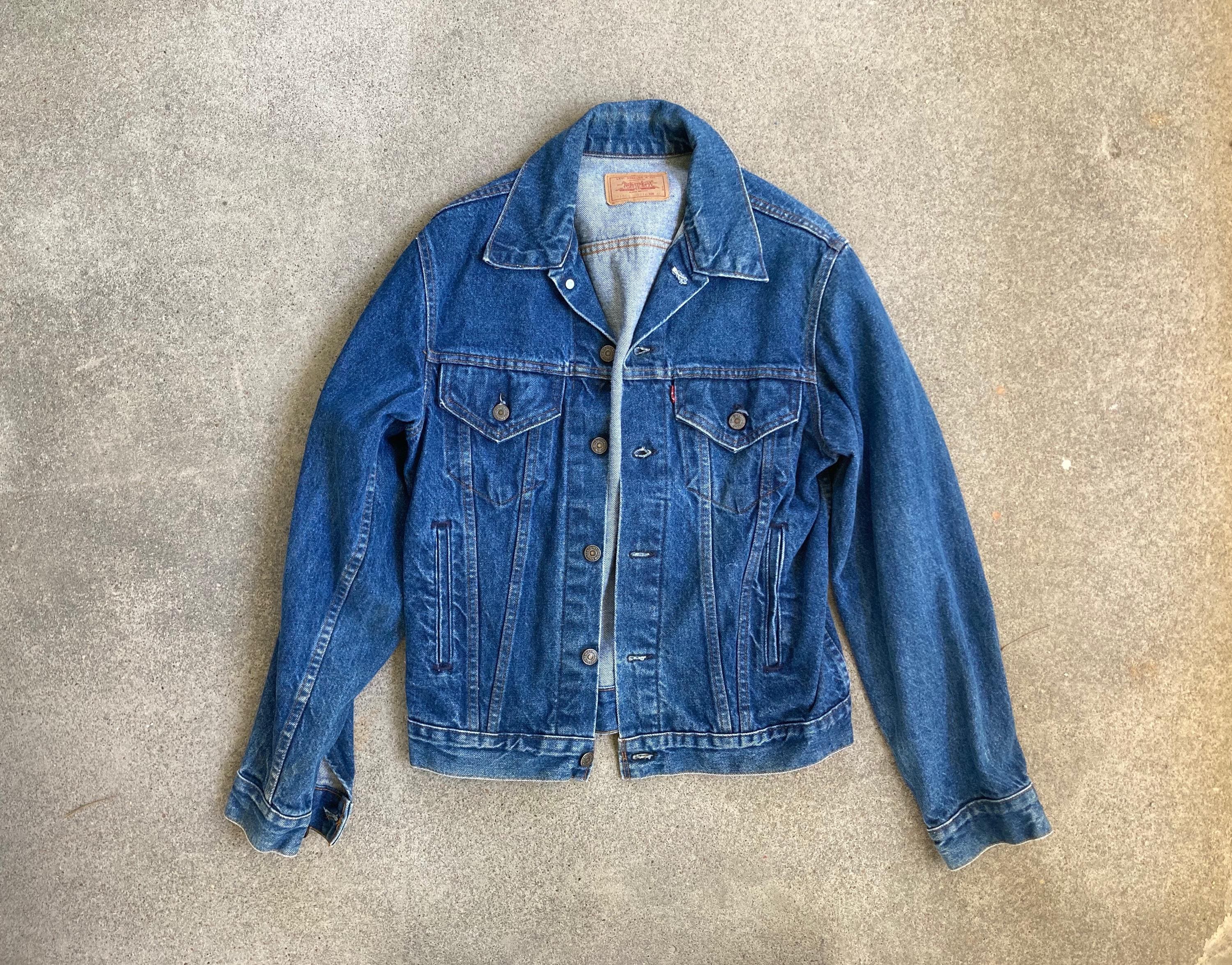 Vintage 1980s LEVIS Dark Denim Jean JACKET Size Medium Long Lee