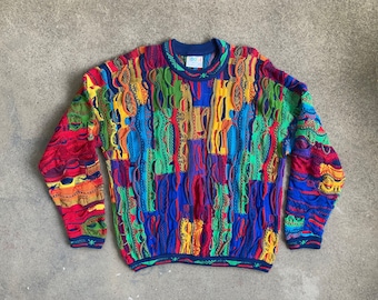 Vintage 1990er Jahre Authentischer COOGI 3D Mosaik Mehrfarbig strukturierter Baumwollpullover Größe Groß Biggie Hip Hop Rap Geometrisch Abstrakt Pastell Bold