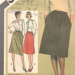 Puede incluir: Patrón de costura Simplicity número 9789 para una falda. El patrón incluye dos tallas, 18 y 20, con una medida de cintura de 81 a 86 cm. El patrón muestra a una mujer con una camisa blanca y una falda marrón. El patrón también incluye instrucciones para hacer una camisa.