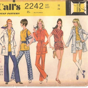 Może przedstawiać: Wzorzec szycia vintage McCall's 2242, przedstawiający cztery stroje dla kobiet. Wzór zawiera białą kurtkę, żółty top z niebieskimi spodniami, czerwony kombinezon i czerwoną sukienkę w biało-czerwone pasy. Wzór jest dla rozmiarów 12 i 34.
