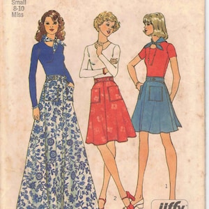 Puede incluir: Un patrón de costura para tres faldas diferentes. El patrón es para las tallas 8-10 y se llama Simplicity 6789. Las faldas son todas de línea A y tienen bolsillos. Las faldas se muestran en azul, rojo y blanco.