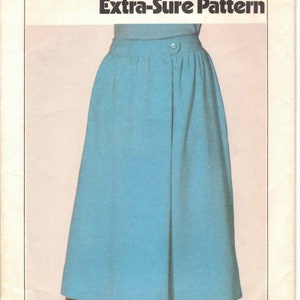 以下が含まれることがあります： ヴィンテージのシンシティの縫製パターンで、スカートです。パターン番号は8427で、パターン名は「エクストラシュアパターン」です。スカートは薄い青色で、ラップアラウンドスタイルです。