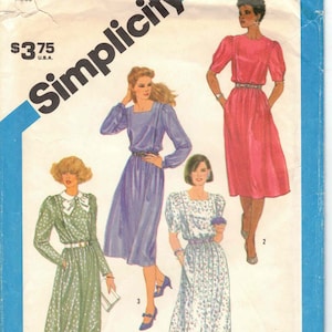 Puede incluir: Patrón de costura Simplicity número 6489 para un vestido. El patrón incluye cuatro estilos diferentes de vestidos, todos con una silueta similar. Los vestidos se muestran en cuatro modelos diferentes. El patrón es para tallas de señoritas 14.