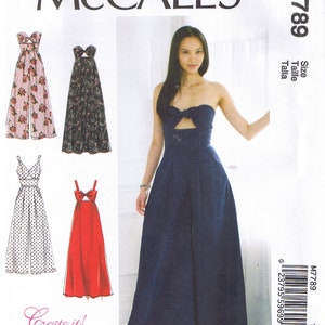 Puede incluir: Patrón de costura McCall's M7789 con un mono sin tirantes con detalle de lazo. El patrón incluye ilustraciones de monos en varios estampados y colores, incluyendo diseños florales y de lunares. La modelo lleva un mono azul marino.