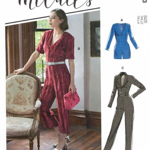 Peut inclure: Patron de couture McCall's M8153. L'image présente une femme dans une combinaison rouge avec un col en V et des manches courtes. Le patron comprend également des illustrations d'un romper bleu et d'une combinaison à rayures. Le texte indique #DelanceyMcCalls.