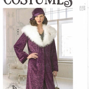 Op de afbeelding: McCall's Costumes patroon met een vrouw in een paarse fluwelen jas met een witte bontkraag en bijpassende hoed. De jas heeft een bloemenpatroon. Het patroonnummer is M8190.