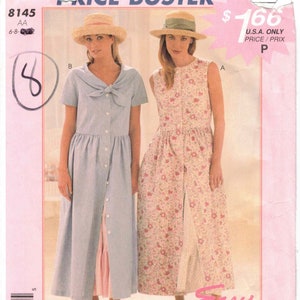 Puede incluir: Dos vestidos para mujeres, uno azul claro con un lazo en el cuello y el otro con estampado floral. Ambos vestidos tienen un frente abotonado y son hasta la rodilla. Los vestidos se muestran en modelos que llevan sombreros de paja. El texto "Easy stitch 'n save" está impreso en la parte inferior de la imagen.