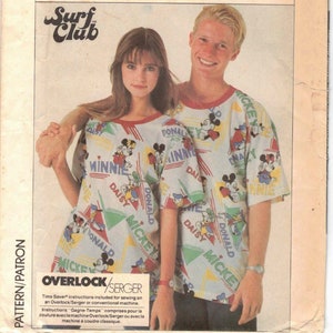 Könnte beinhalten: Ein Simplicity-Schnittmuster für ein Anfängerprojekt. Das Schnittmuster ist für ein T-Shirt mit einem Mickey Mouse- und Friends-Druck. Das Schnittmuster heißt "Surf Club" und ist in Größe MD erhältlich. Das Schnittmuster enthält Anweisungen zum Nähen auf einer Overlock/Overlock- oder einer herkömmlichen Nähmaschine.