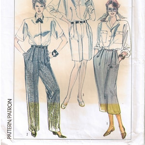 Puede incluir: Un patrón de costura para tres blusas diferentes. El patrón se llama "Simplicity Essentials" y el número de patrón es 9166. El patrón incluye una camisa blanca abotonada con corbata de lazo, una camisa blanca abotonada con cuello redondo y una camisa blanca abotonada con cuello.