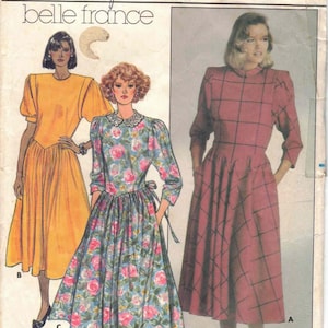 Puede incluir: Patrón de costura vintage para un vestido, con tres estilos diferentes. El patrón es de Butterick y es para las tallas 6-8. El patrón se llama "belle france" y está diseñado por "Opal Starch".