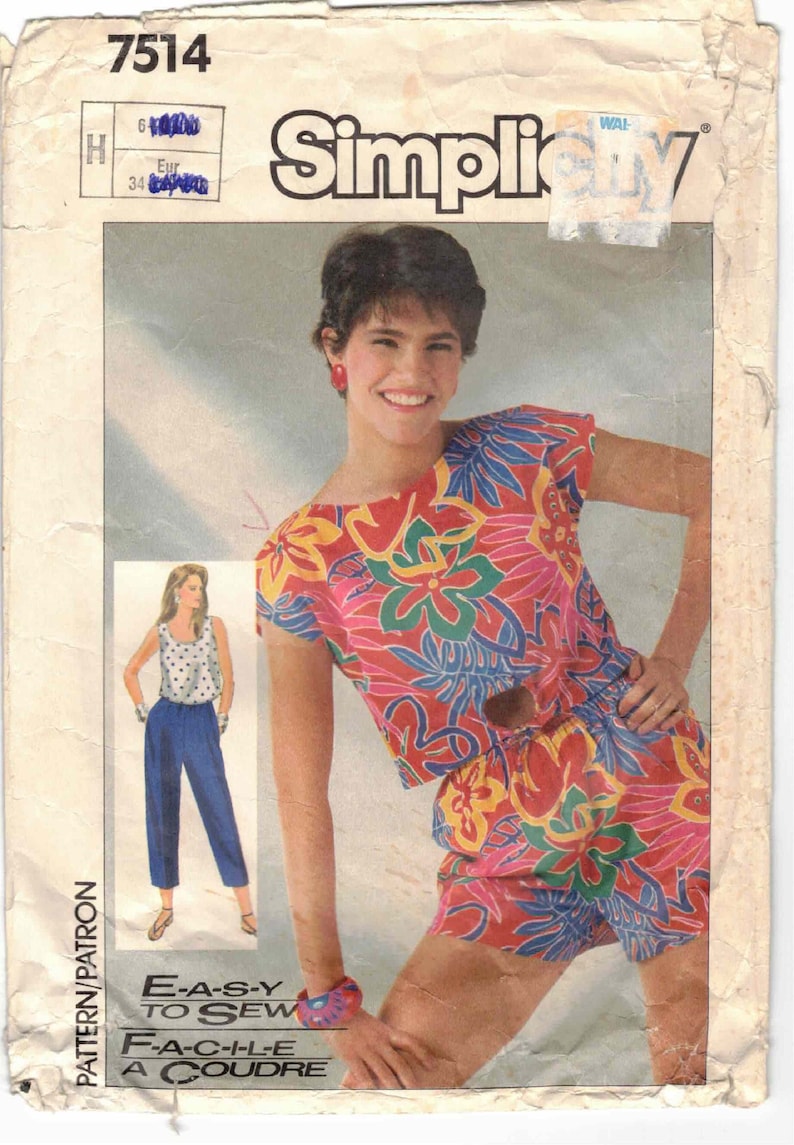 Puede incluir: Un patr&oacute;n de costura vintage de Simplicity para un conjunto de top y pantalones cortos para mujer. El patr&oacute;n es para la talla 34 y presenta un estampado floral con colores rojo, rosa, amarillo, verde y azul. El patr&oacute;n se titula "E-A-S-Y TO SEW" y "F-A-C-I-L-E A COUDRE".