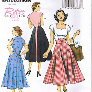 Könnte beinhalten: Ein Vintage-Schnittmuster für ein Kleid mit drei verschiedenen Stilen. Das Schnittmuster ist von Butterick und trägt die Bezeichnung "Retro '52". Das Kleid hat ein tailliertes Oberteil und einen vollen Rock. Das Schnittmuster enthält Anleitungen für die Herstellung eines Kleides mit einem schwarzen und rosafarbenen Rock, einem rot-weiß karierten Rock und einem blauen Blumenrock.