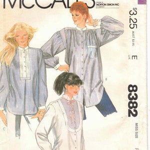 Può includere: Un cartamodello per una blusa da donna con colletto alla Peter Pan. Il cartamodello è di McCall's ed è per una taglia da signorina petite. Il cartamodello mostra tre stili diversi di bluse, tutte con maniche lunghe e bottoni sul davanti. Il cartamodello è per la taglia 8382.