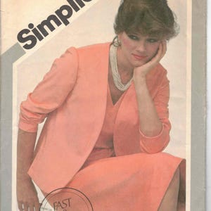 Puede incluir: Un patrón de costura Simplicity vintage con una mujer con un traje color melocotón. La portada del patrón incluye el texto "Simplicity", "FAST & FABULOUS" e información sobre la talla. La mujer lleva una chaqueta y un vestido a juego.