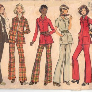 Peut inclure: Patron de couture vintage avec des illustrations de cinq tenues différentes. Les tenues comprennent des vestes, des chemises et des pantalons de différentes couleurs et motifs, dont des carreaux et des couleurs unies. Le patron est étiqueté "5247 Simplicity".